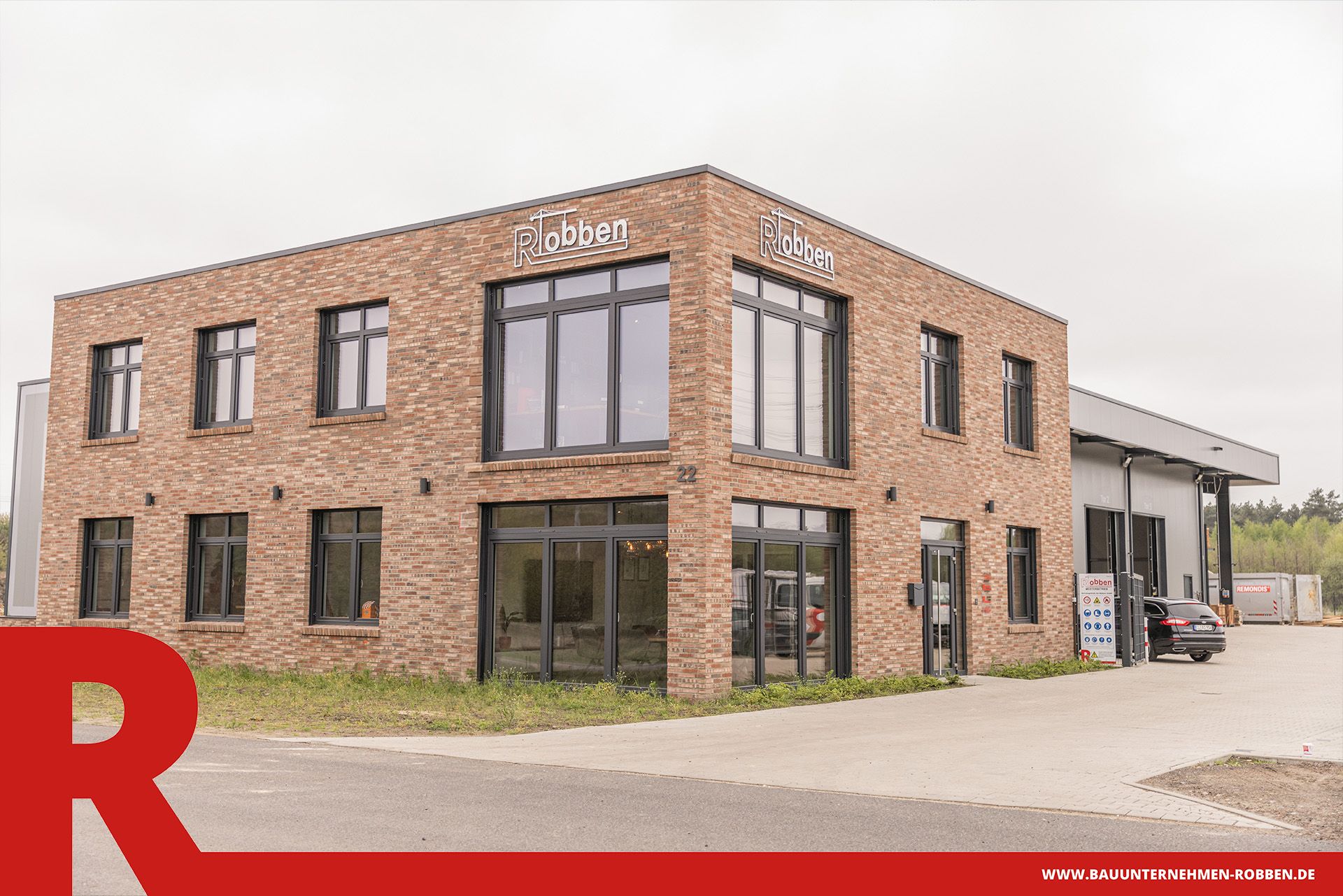 Bürogebäude mit Arbeitshalle und Lagerplatz der Bauunternehmen Robben GmbH.