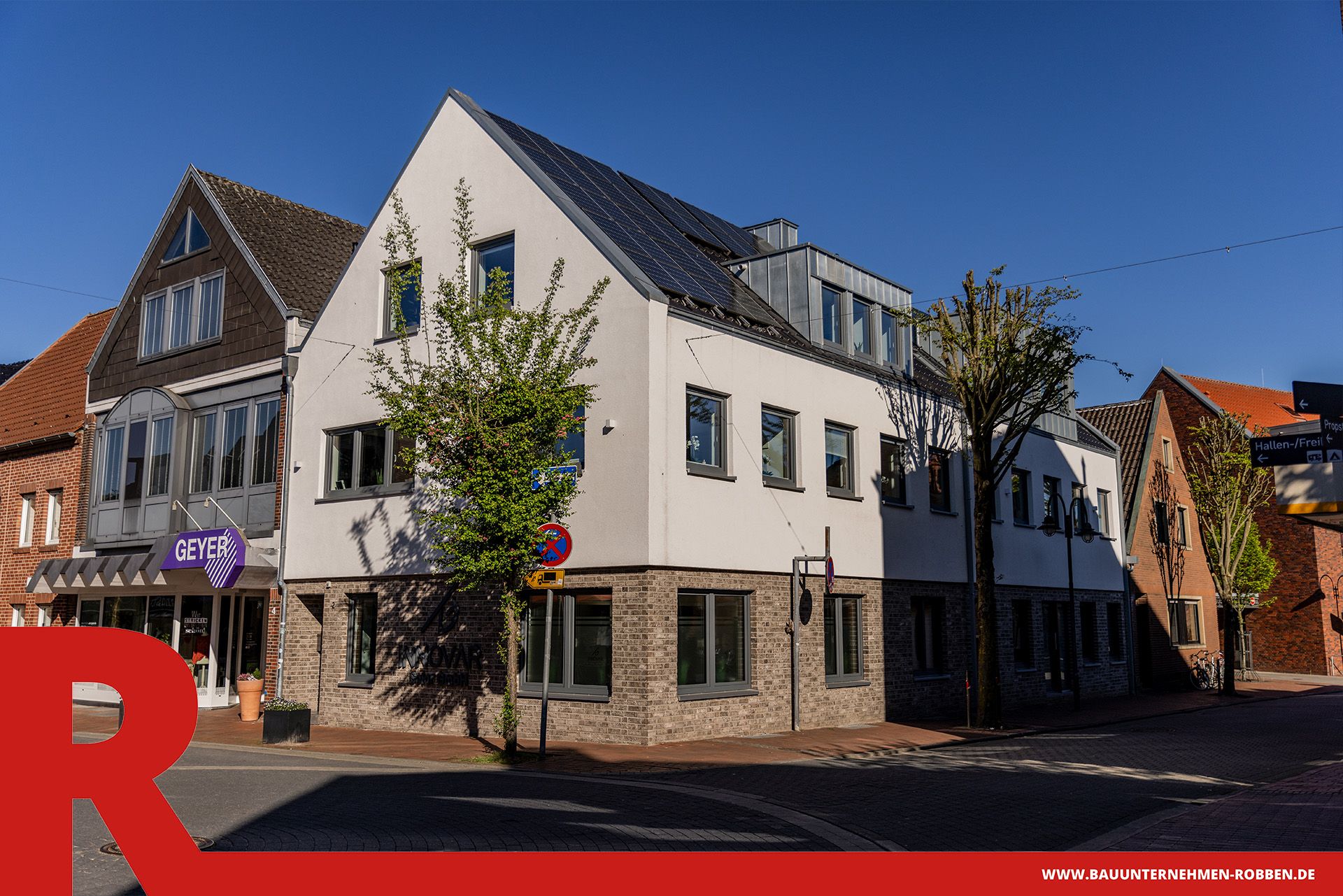 Geschäftshaus mit hellen Ziegelsteinen und weißem Putz in einer Innenstadt in Meppen.