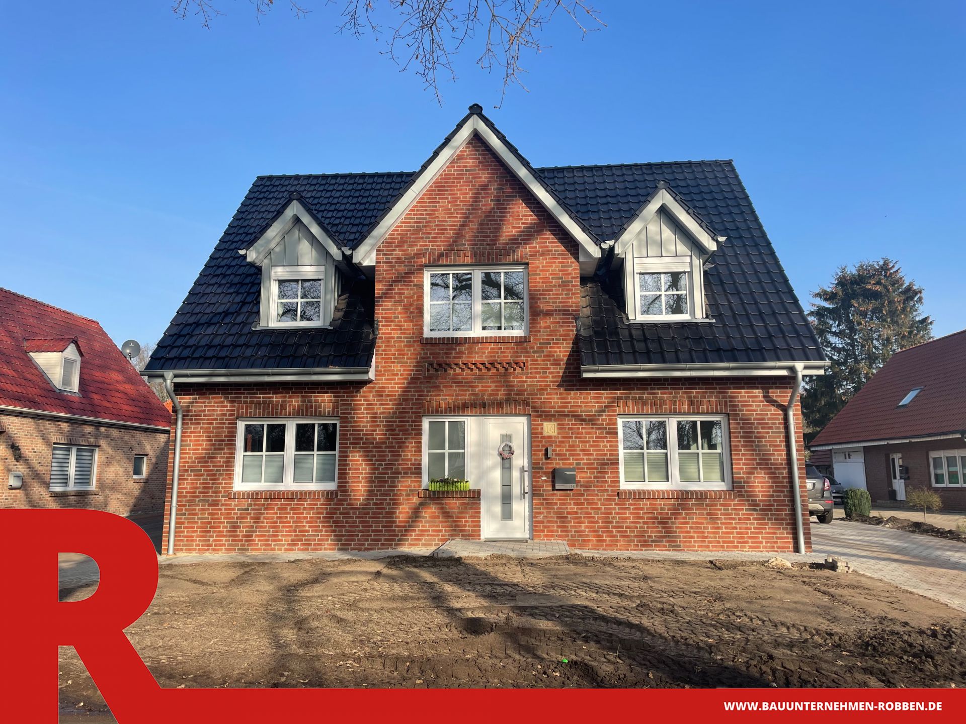 Einfamilienhaus in Twist 2 Ein Einfamilienhaus im Landhaus-Stil mit Ziermauerwerk an der Fassade.