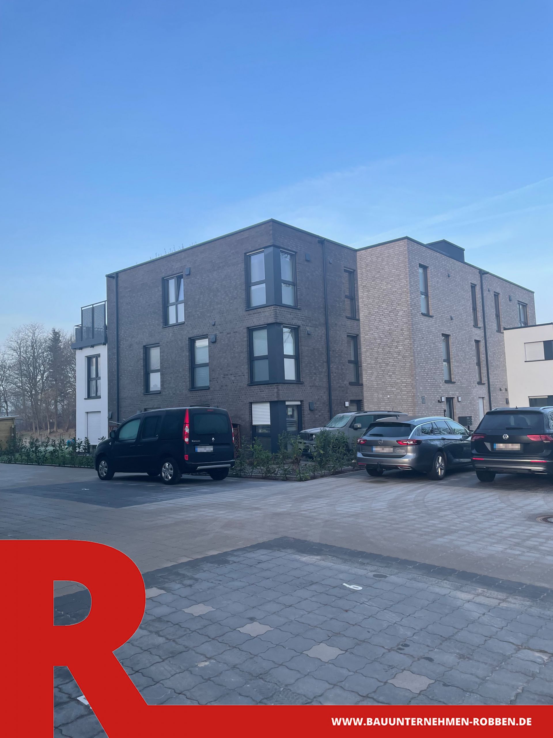 Mehrparteienhaus in Haselünne Mehrparteienhaus mit Fassaden aus verschiedenfarbigen Ziegelsteinen und weißem Putz.