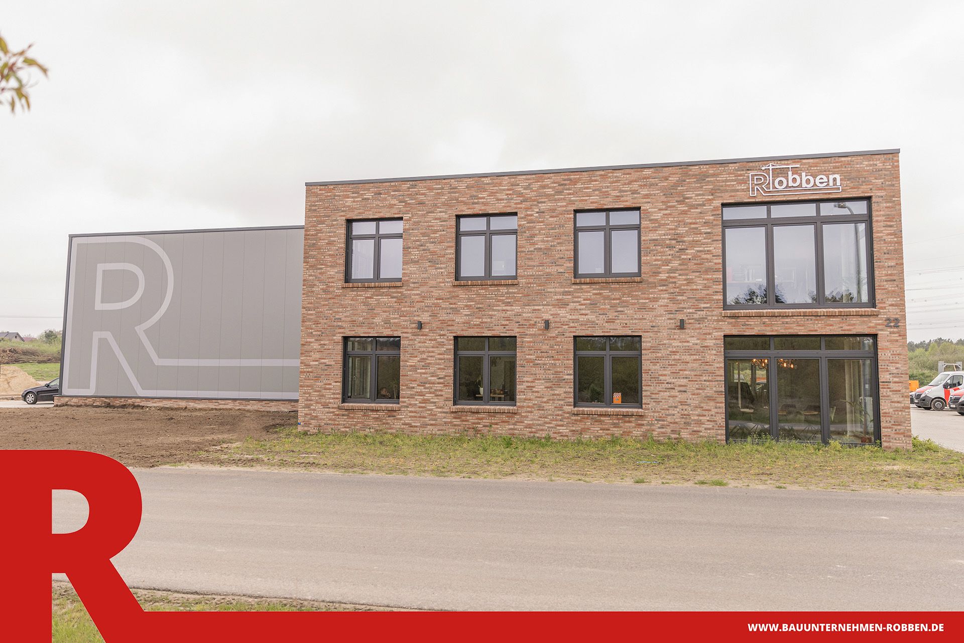 Bürogebäude mit Arbeitshalle und Lagerplatz der Bauunternehmen Robben GmbH.