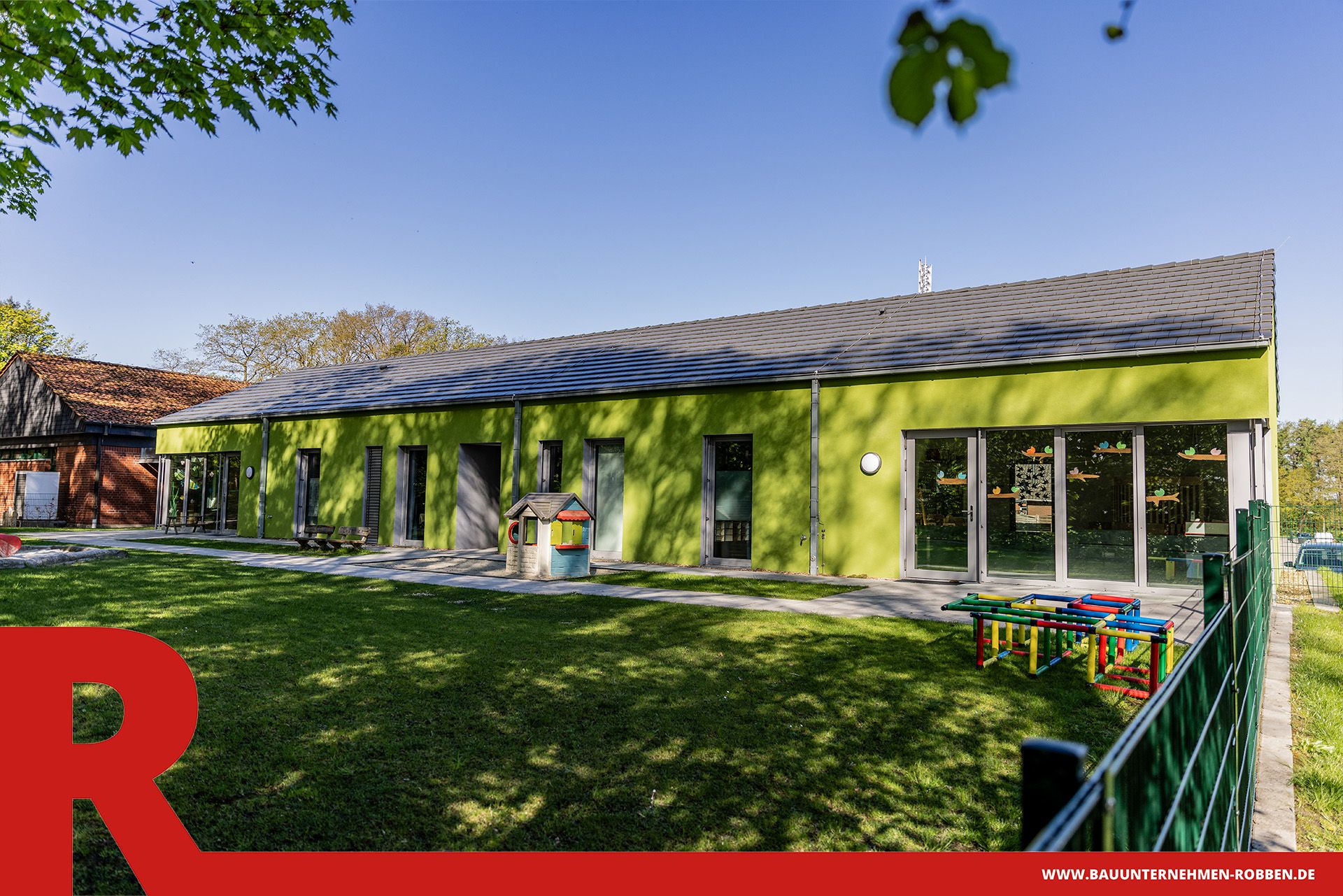 Kita in Grün 3 Kindertagesstätte (Kita) mit grünem Putz.