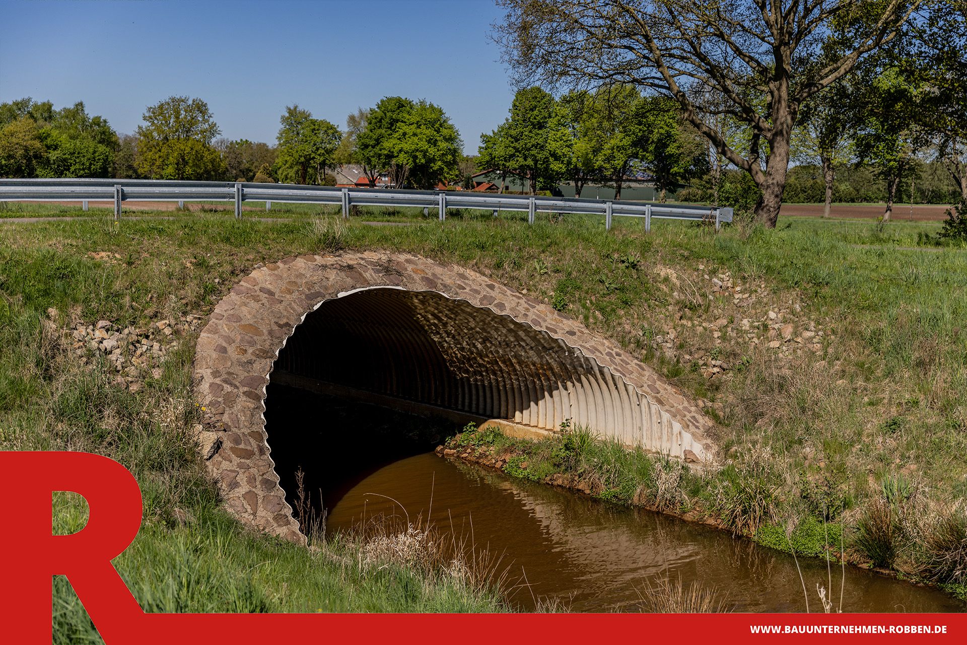 Rahmendurchlass an Stelle einer Brücke über einem Schloot in grauem Beton.