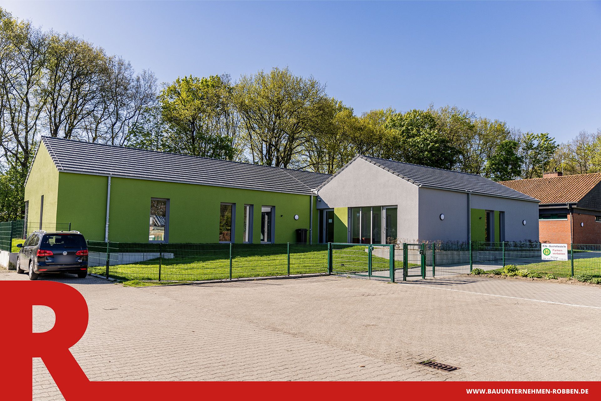 Kindertagesstätte (Kita) mit grünem Putz.