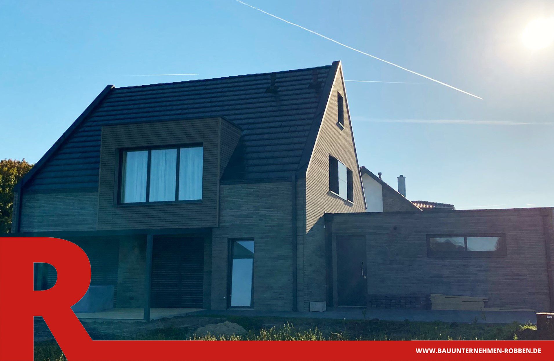 Einfamilienhaus mit verschiedenen Fassaden Einfamilienhaus mit Garage und Fassade aus Stein, Holz, Putz und Fassadenplatten.