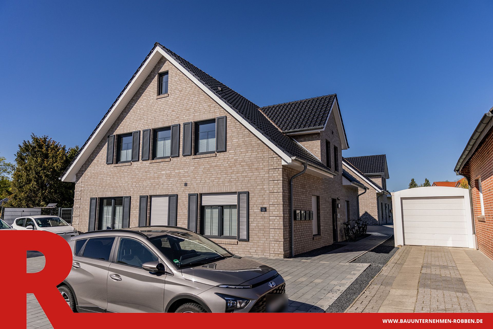 Ein Einfamilienhaus mit sechs Parkplätzen.