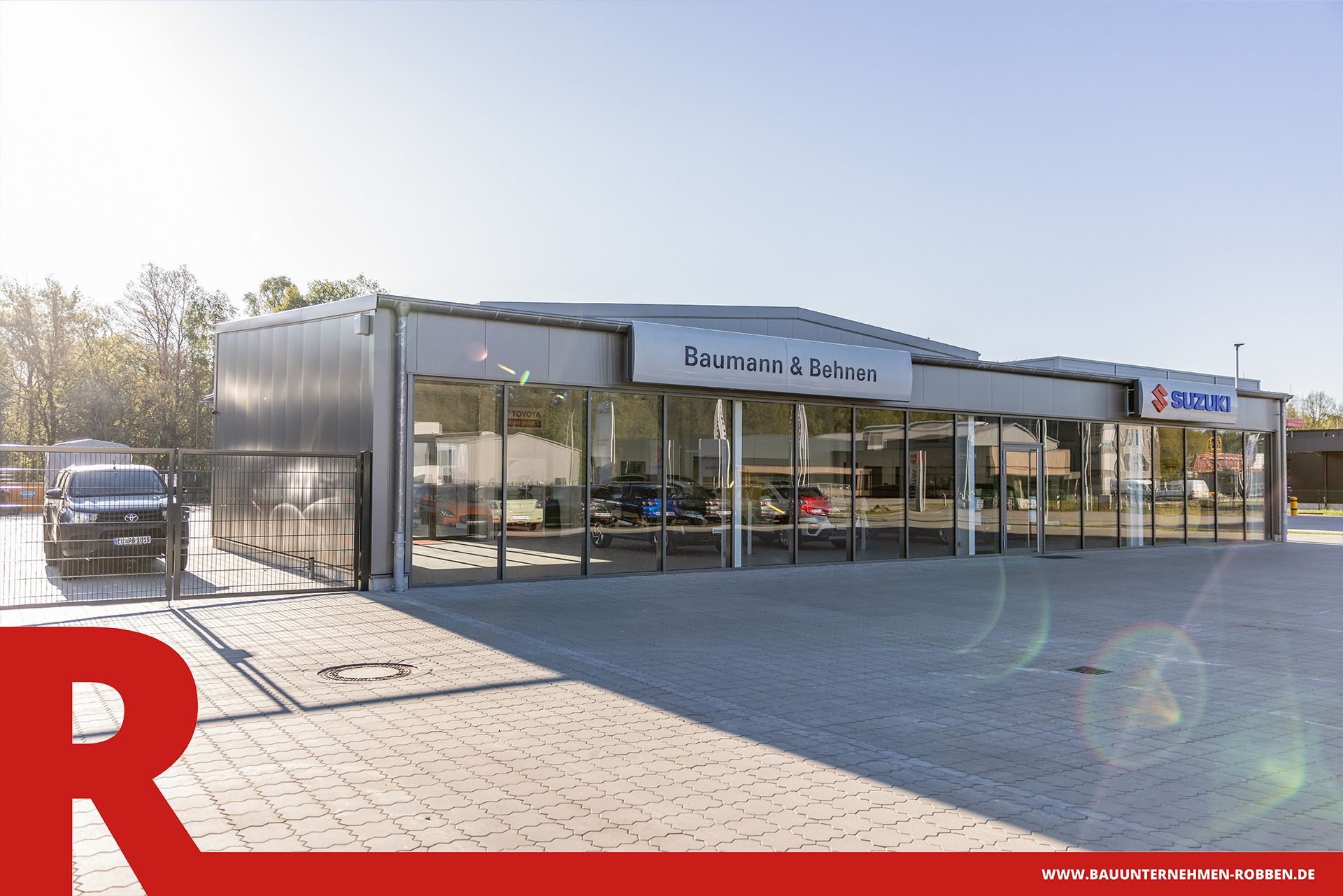 Ein Autohaus mit großem Parkplatz als Ausstellfläche.