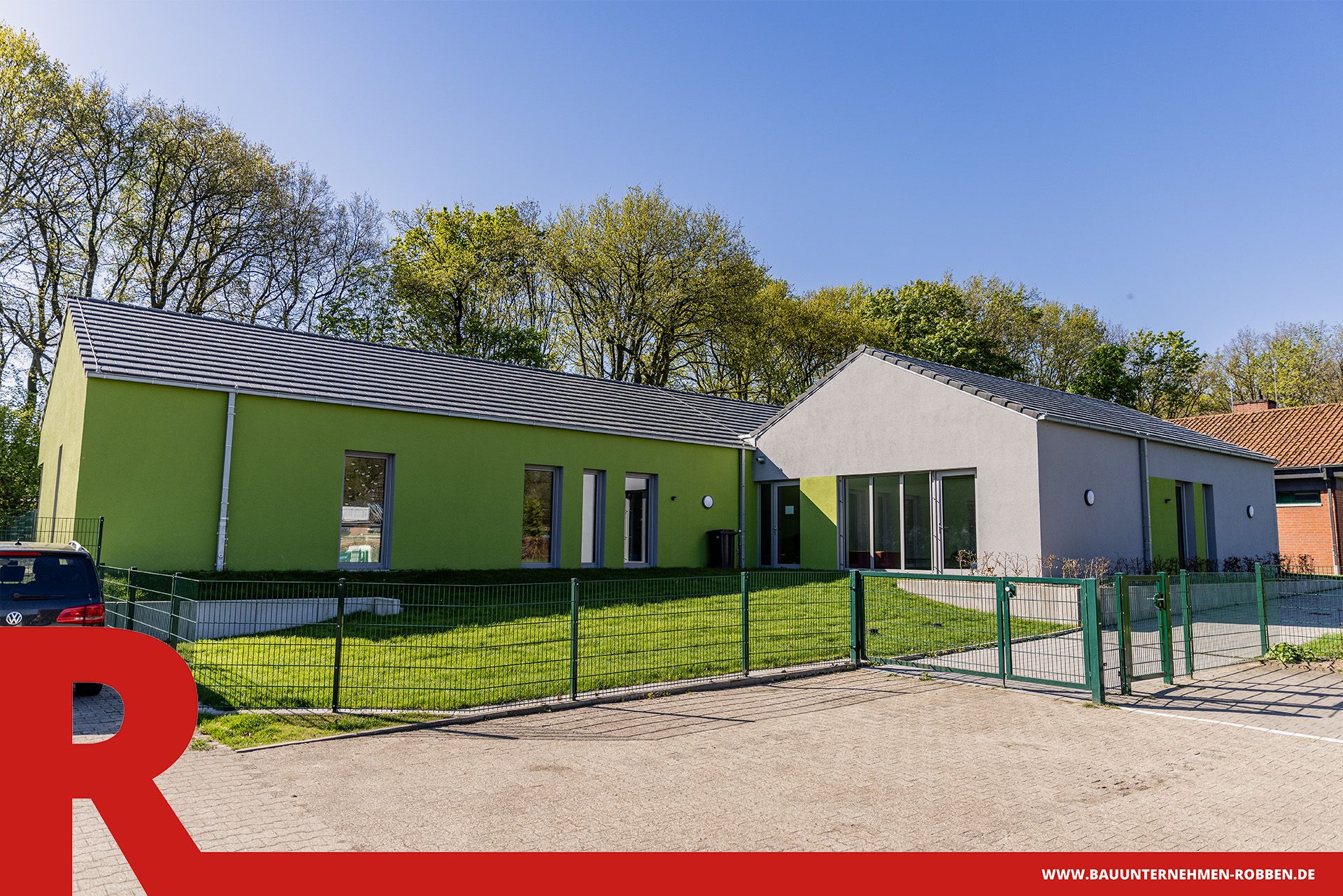 Kita in Grün 2 Kindertagesstätte (Kita) mit grünem Putz.