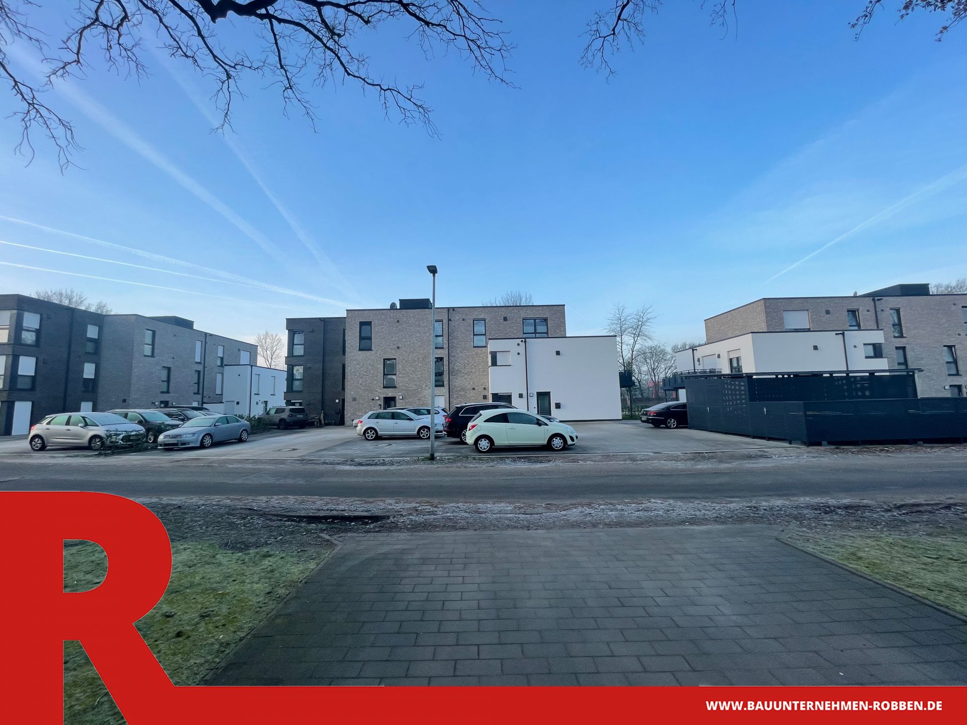 3 Wohnblöcke in Haselünne 3 Wohnblöcke, die alle im gleichen Stil gebaut sind mit verschiedenfarbigen Außenfassaden.