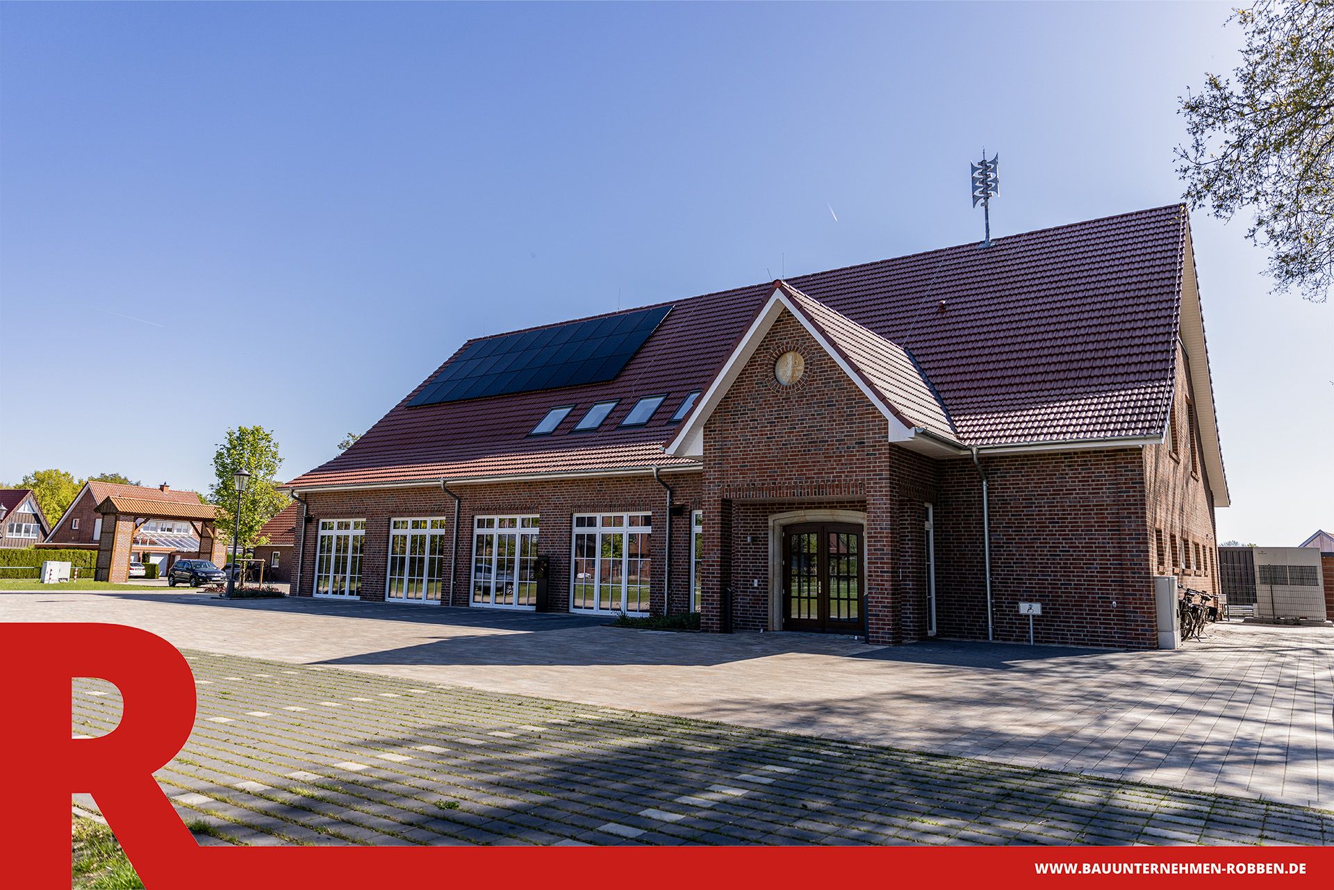 Dorfgemeinschaftshaus Rühle 6 Ein Dorfgemeinschaftshaus mit Parkplatz.