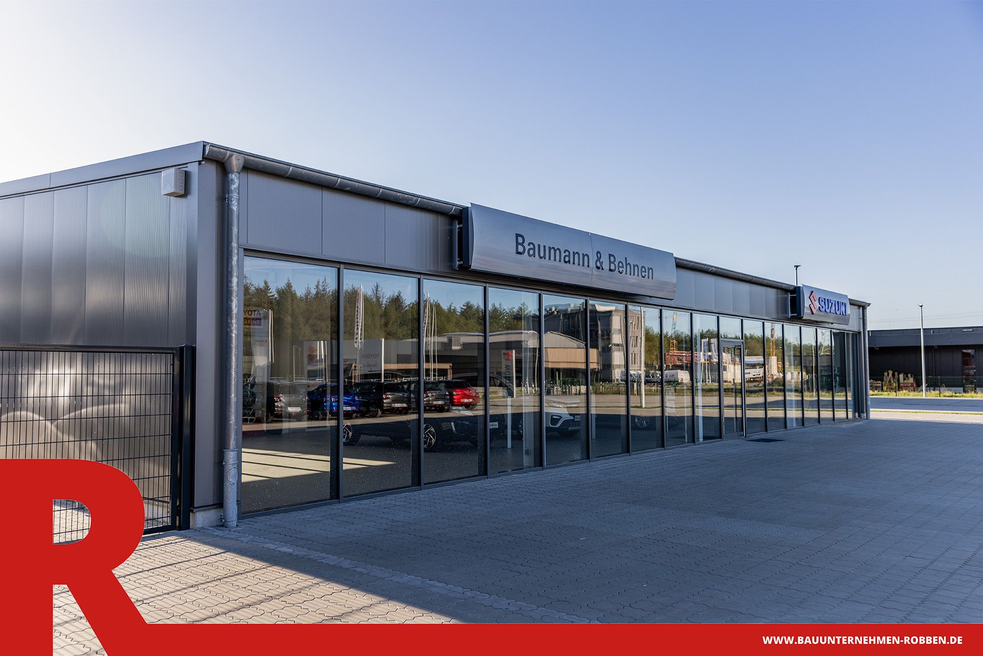 Ein Autohaus mit großem Parkplatz als Ausstellfläche.