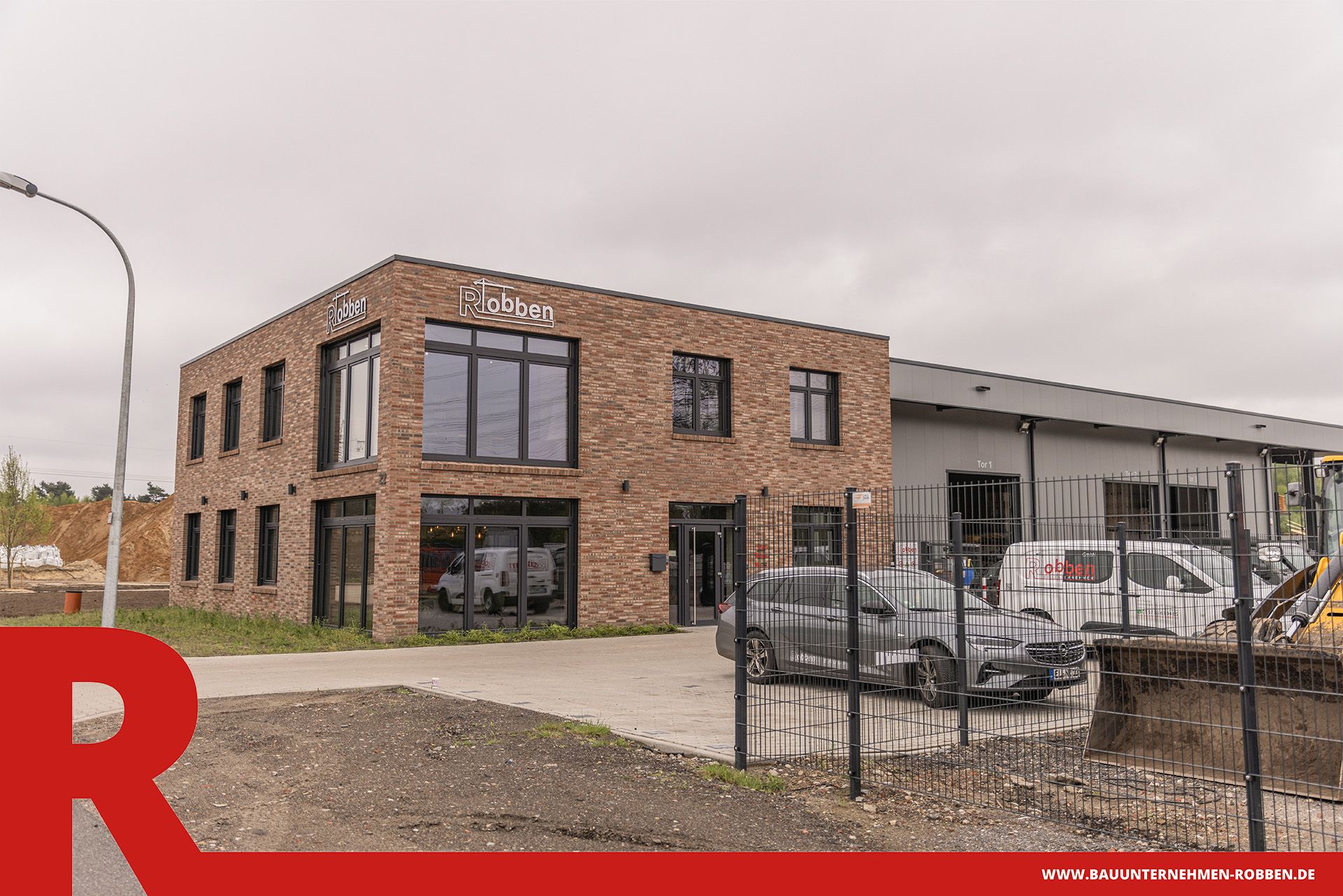 Bürogebäude mit Arbeitshalle und Lagerplatz der Bauunternehmen Robben GmbH.