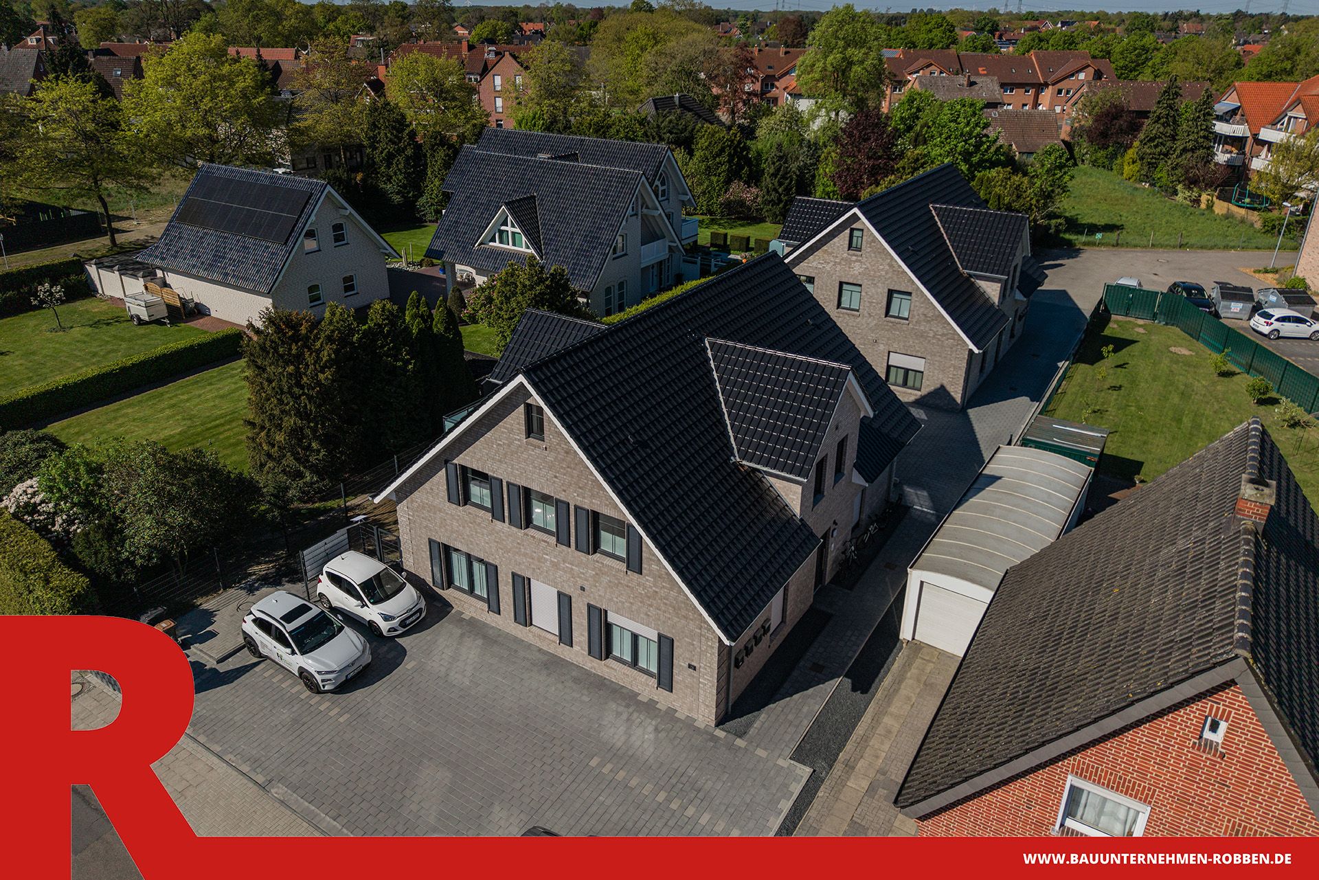 Ein Einfamilienhaus mit sechs Parkplätzen.