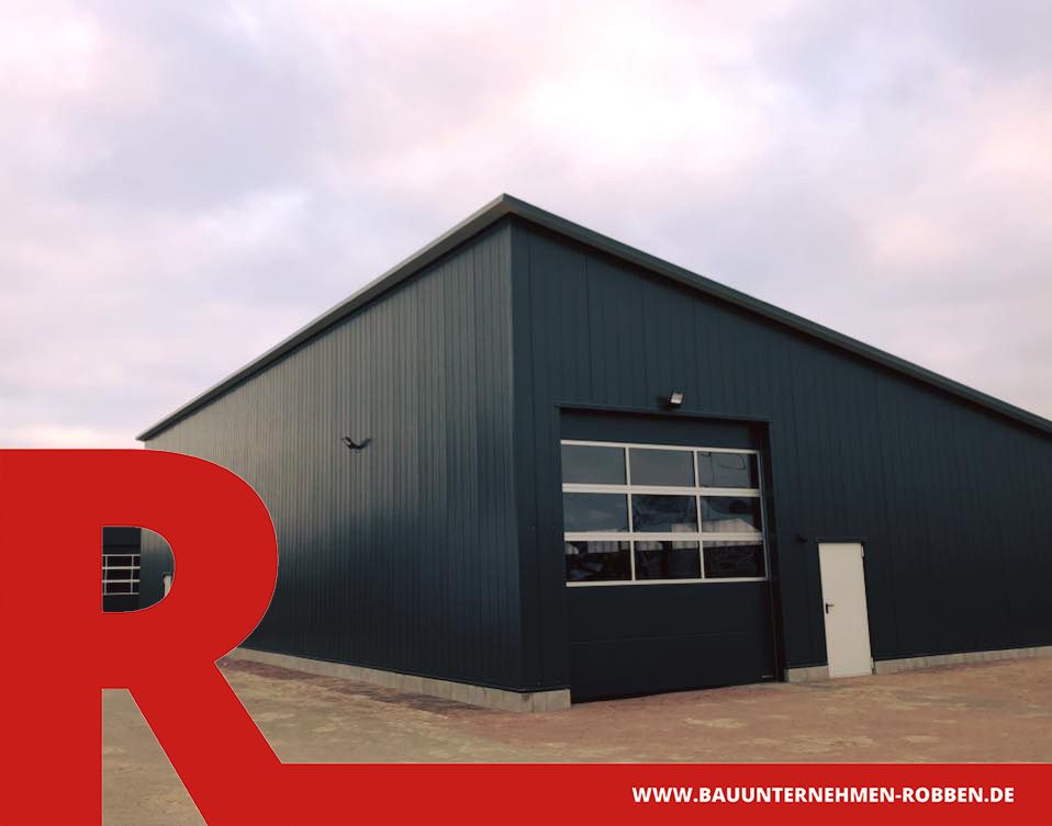 Zwei Lagerhallen mit grauen Fassadenplatten an den Außenfassaden und zwei großen Zugtoren.