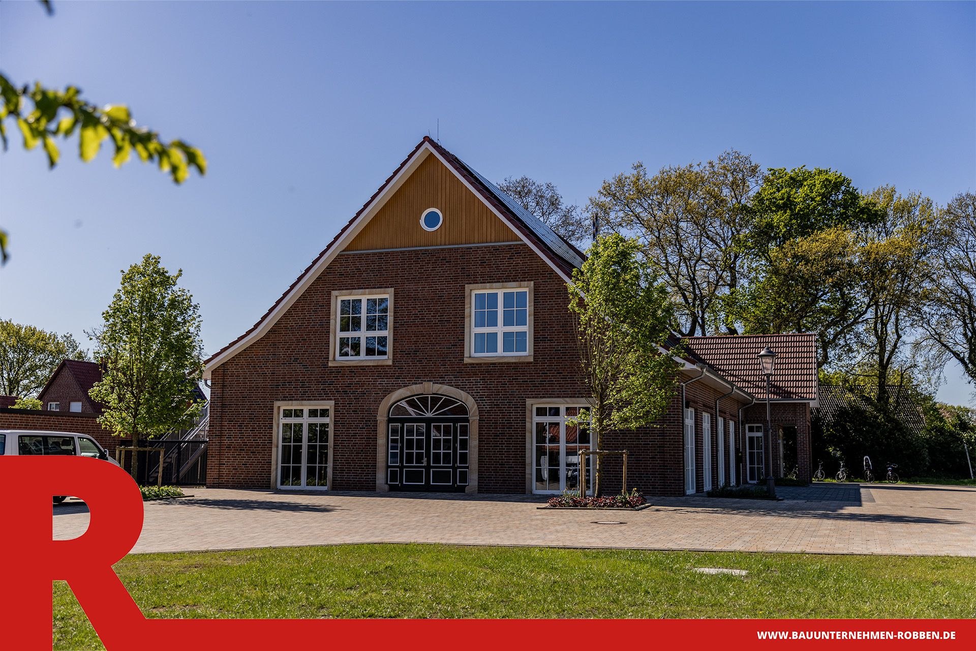 Dorfgemeinschaftshaus Rühle 3 Ein Dorfgemeinschaftshaus mit Parkplatz.