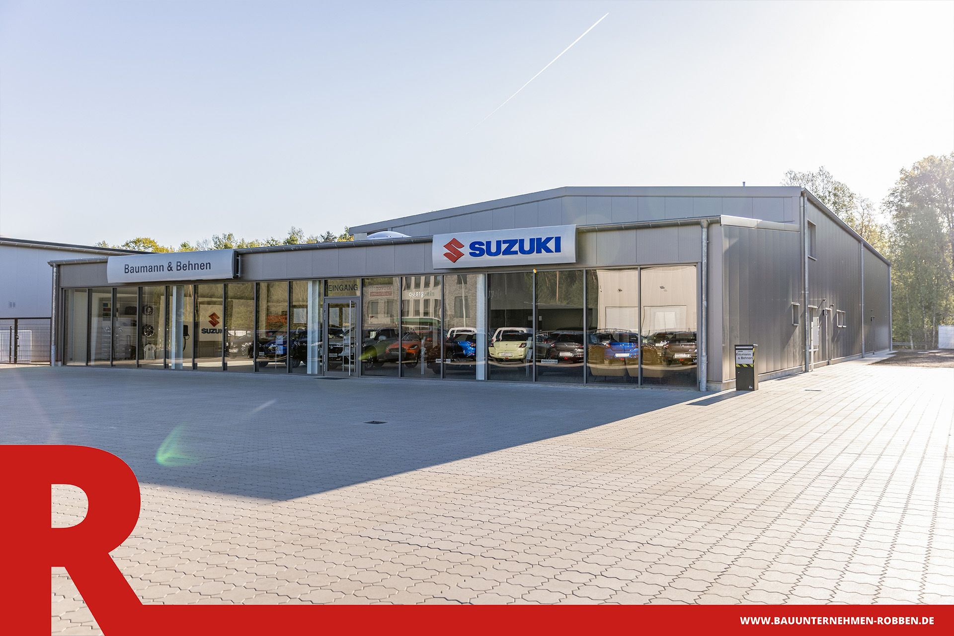Autohaus 3 Ein Autohaus mit großem Parkplatz als Ausstellfläche.