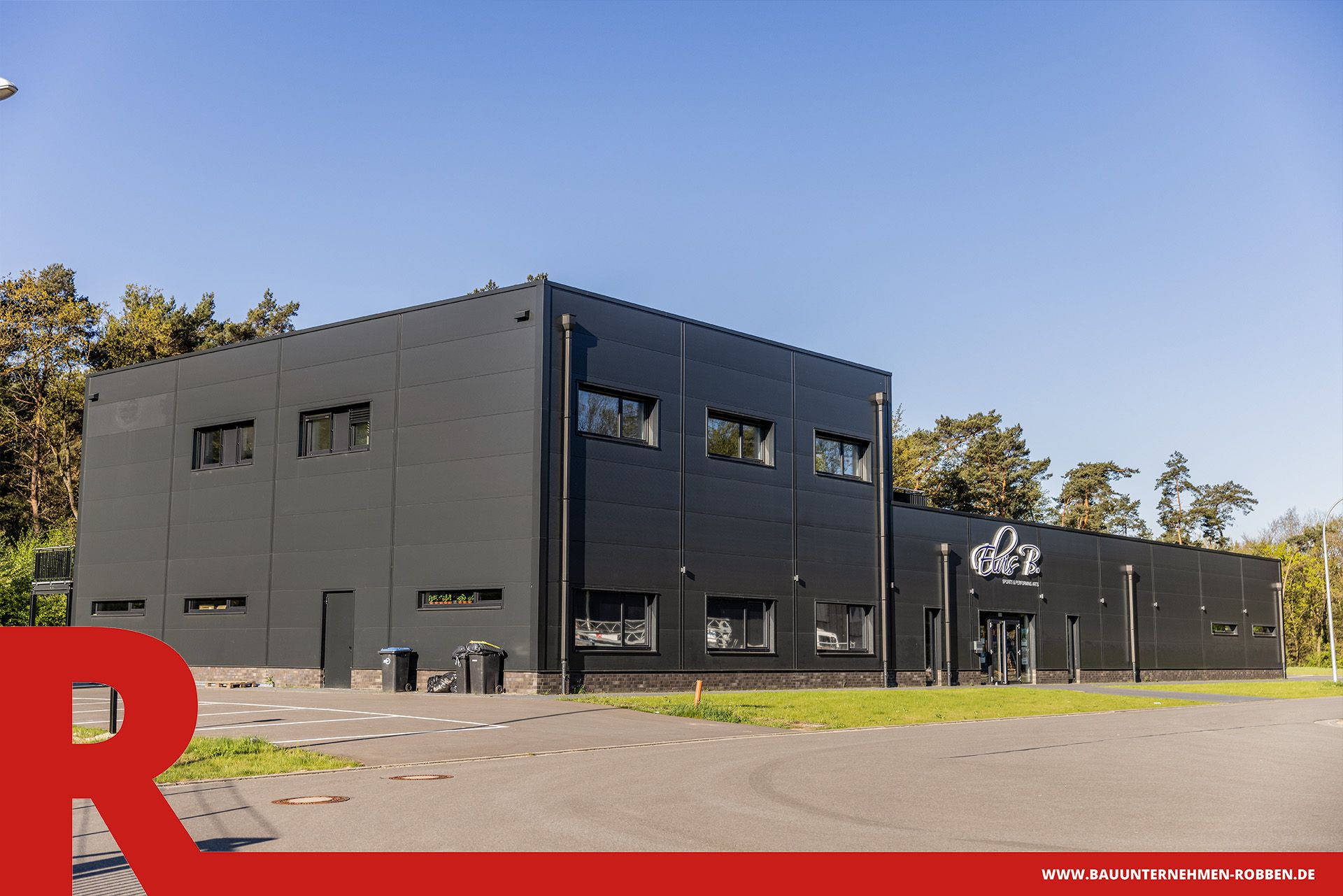 Halle eines Tanzstudios mit Parkplätzen in Meppen.