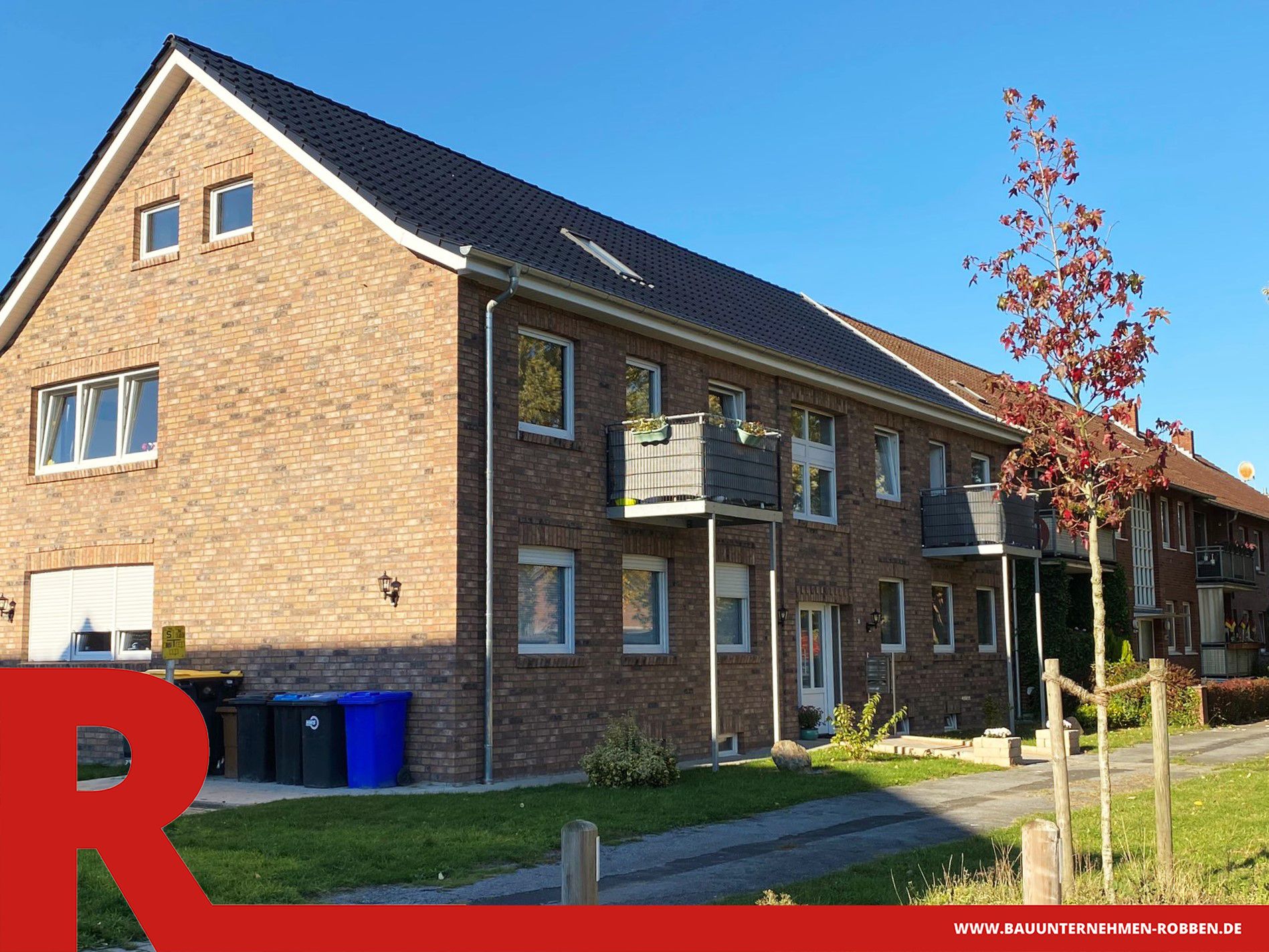 Mehrfamilienhaus Mehrfamilienhaus mit hellroten Klinkern und Hohlschichtdämmung.