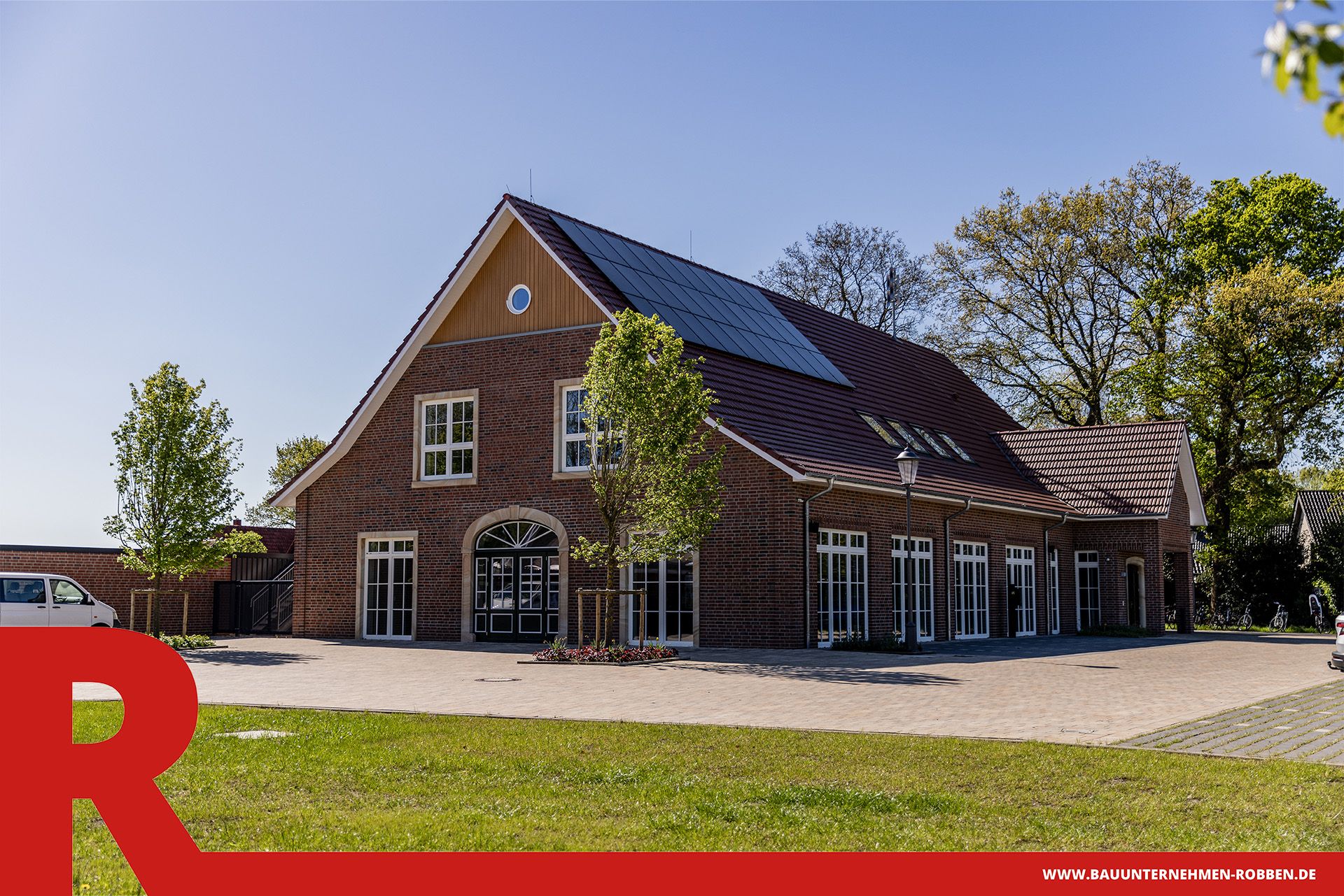 Dorfgemeinschaftshaus Rühle 2 Ein Dorfgemeinschaftshaus mit Parkplatz.