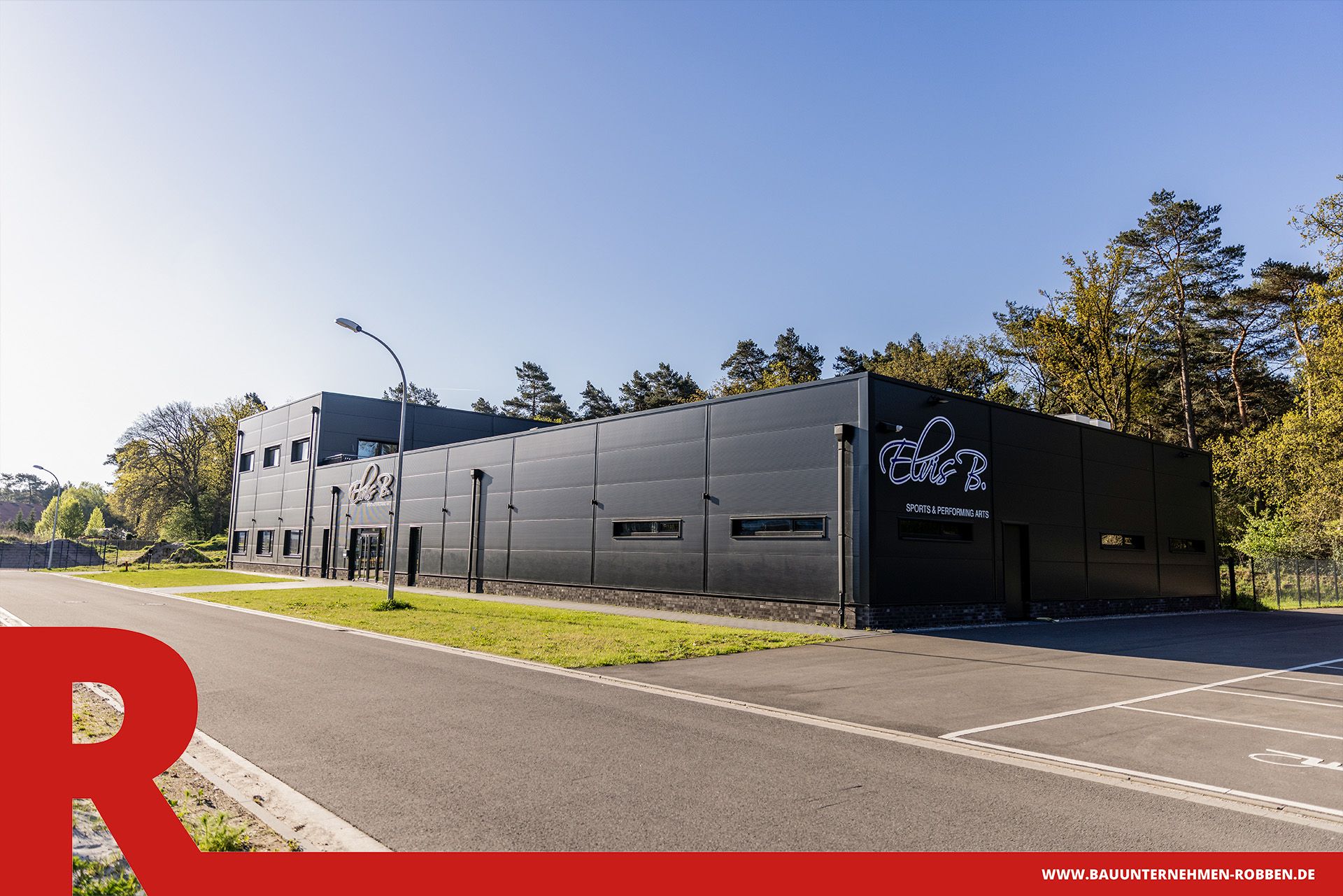 Halle eines Tanzstudios mit Parkplätzen in Meppen.