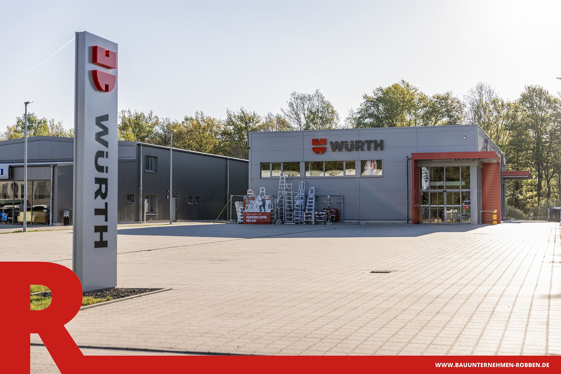 Gewerbebau eines grau-roten Fachmarkt für Montagetechnik.