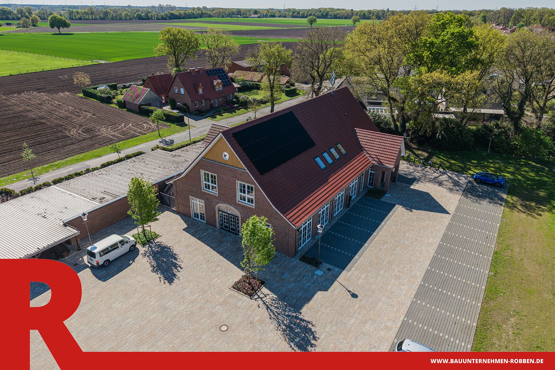 Dorfgemeinschaftshaus Rühle 1 Ein Dorfgemeinschaftshaus mit Parkplatz.