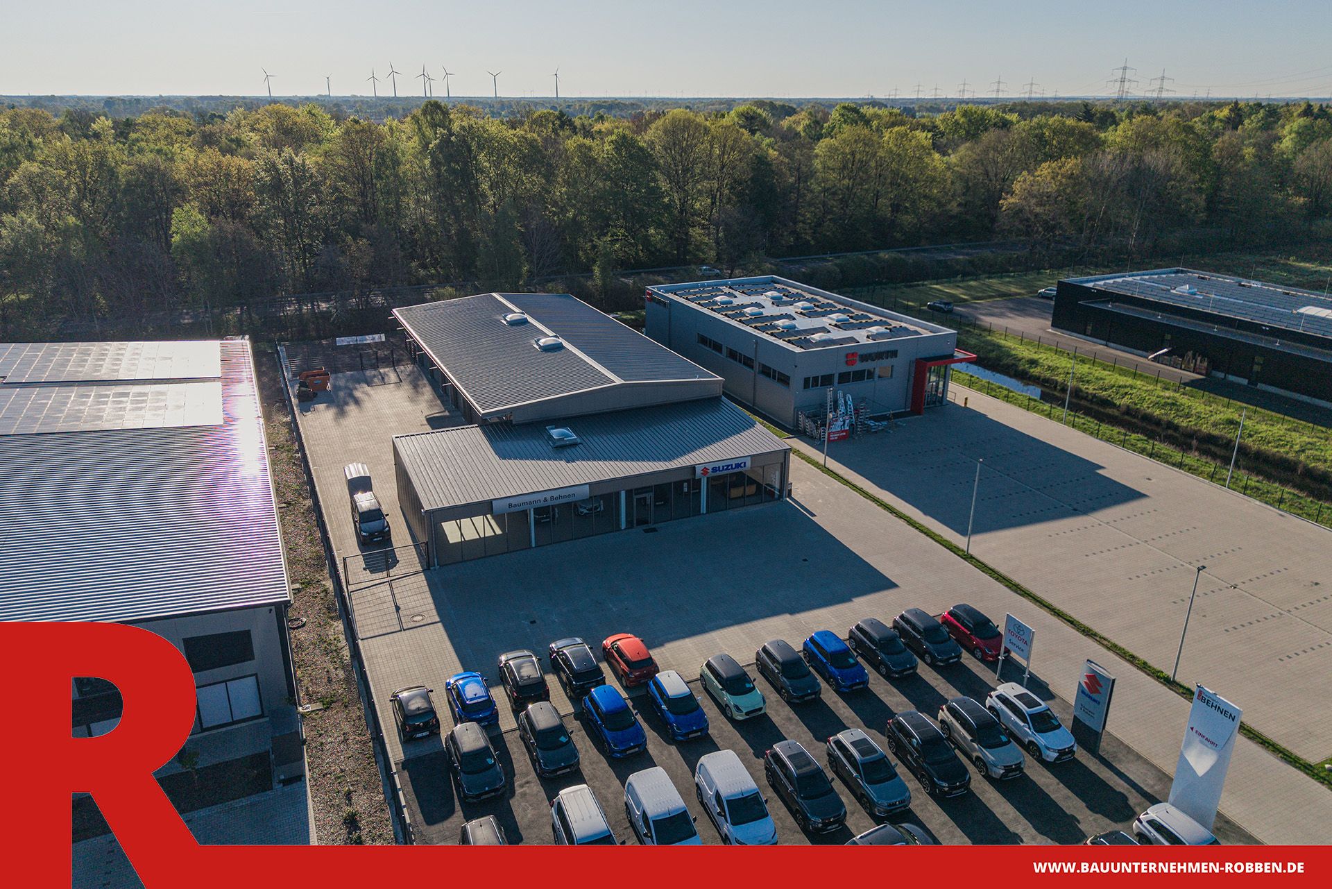 Autohaus 2 Ein Autohaus mit großem Parkplatz als Ausstellfläche.
