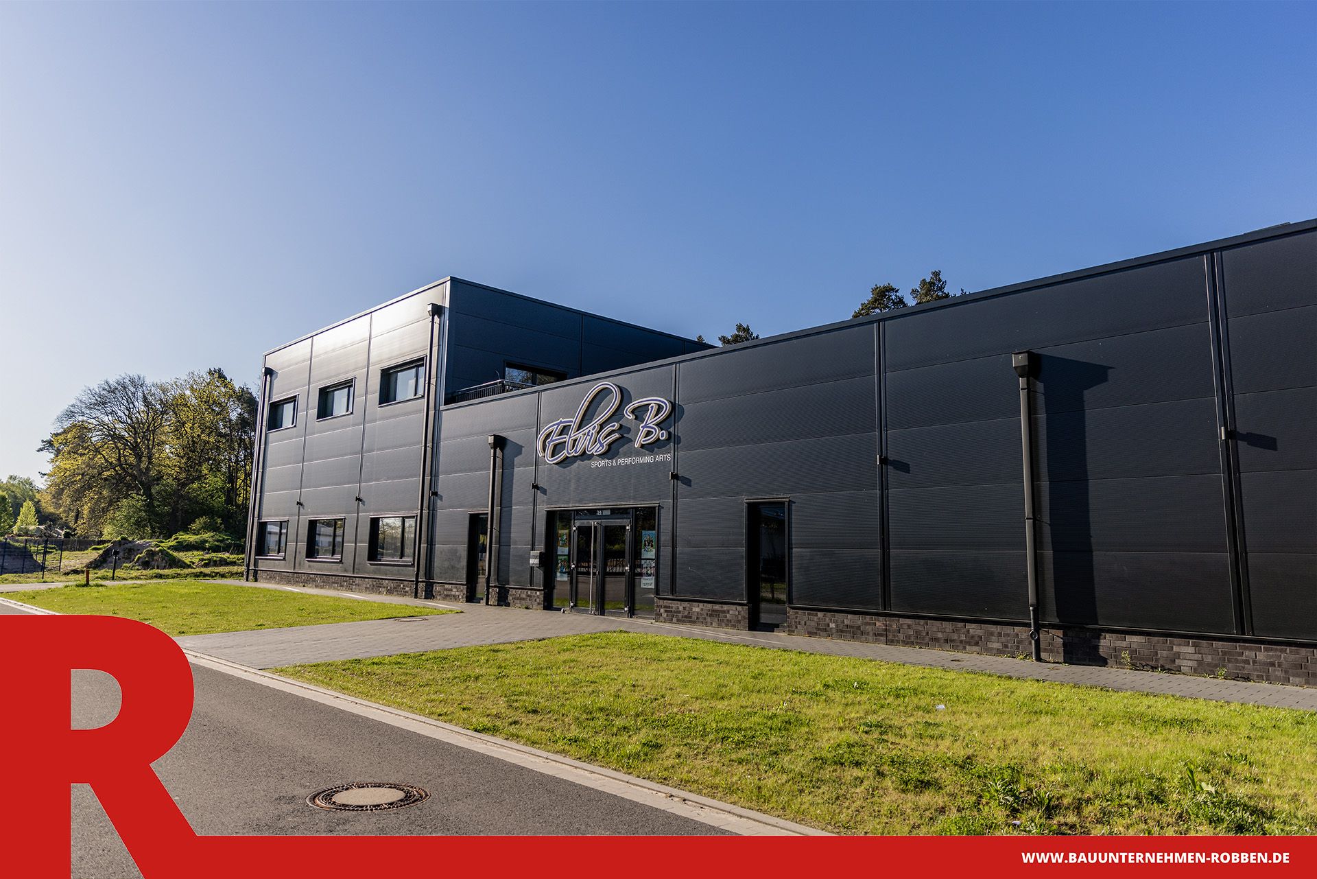 Halle eines Tanzstudios mit Parkplätzen in Meppen.