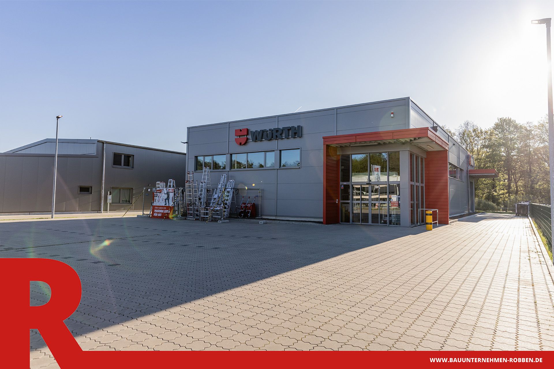 Gewerbebau eines grau-roten Fachmarkt für Montagetechnik.