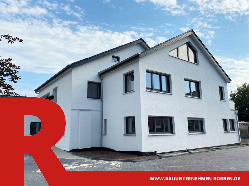 Mehrfamilienhaus mit 7 Wohneinheiten mit weißem putz als Aussenfassade.