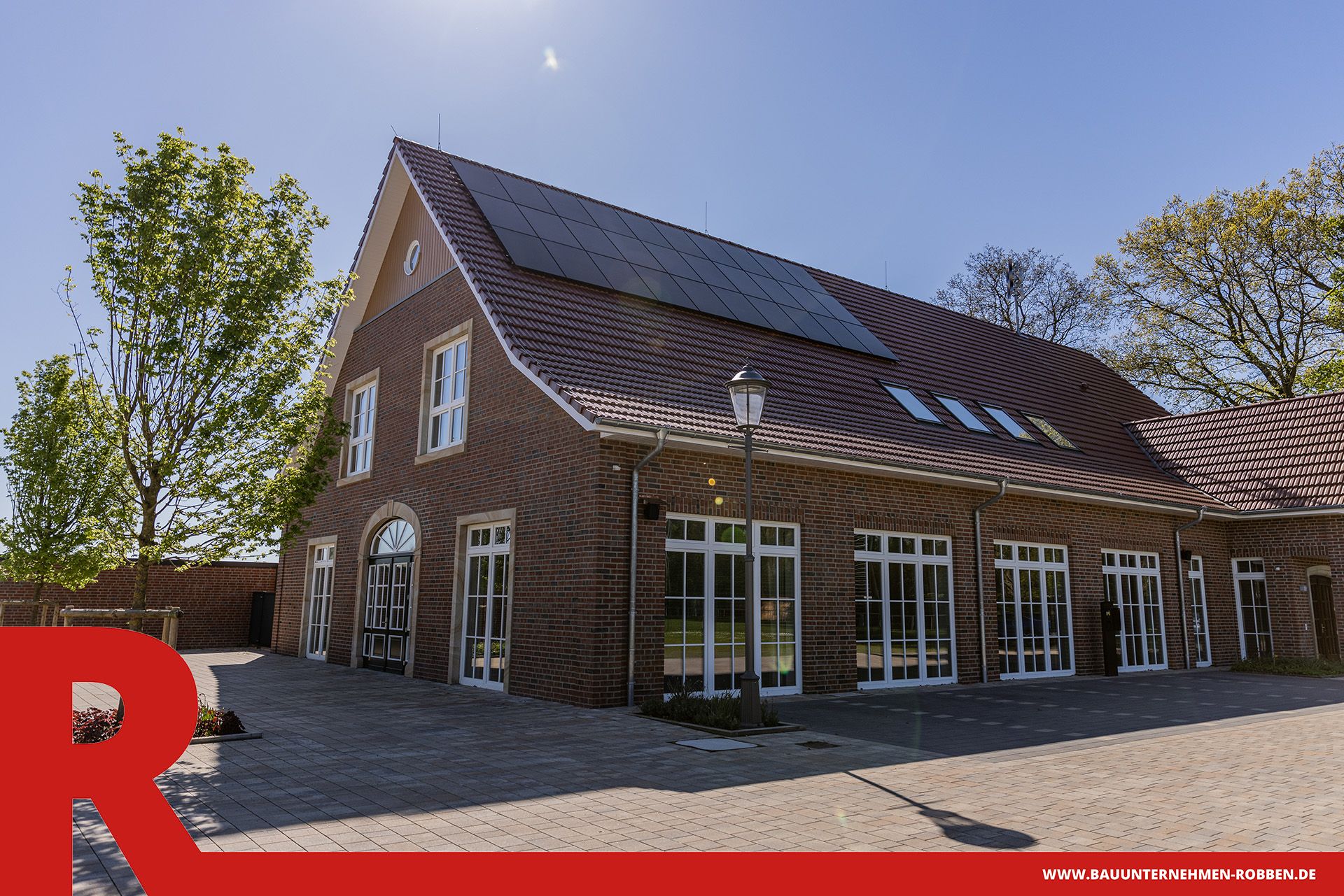 Dorfgemeinschaftshaus Rühle 5 Ein Dorfgemeinschaftshaus mit Parkplatz.