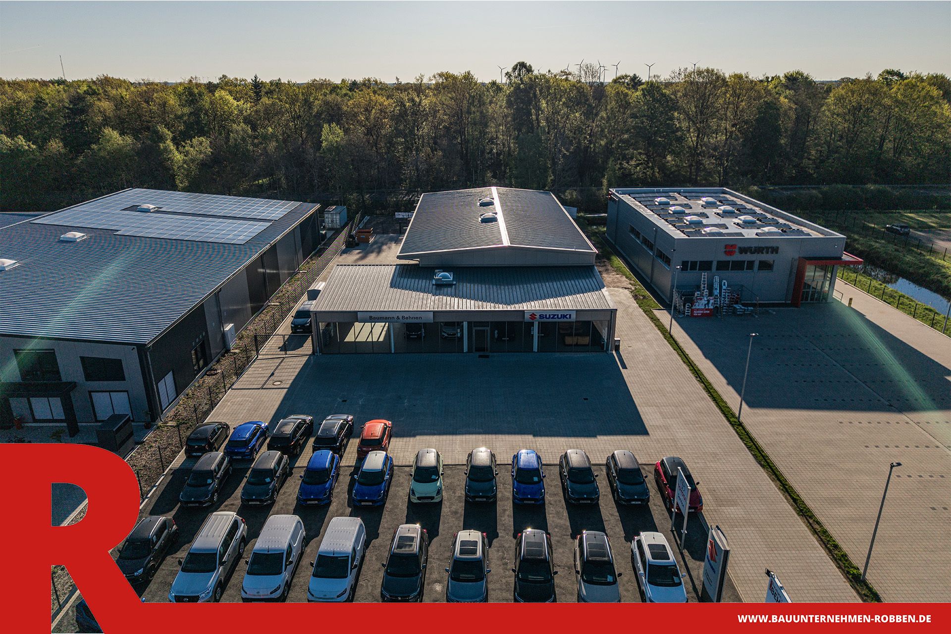 Autohaus 1 Ein Autohaus mit großem Parkplatz als Ausstellfläche.