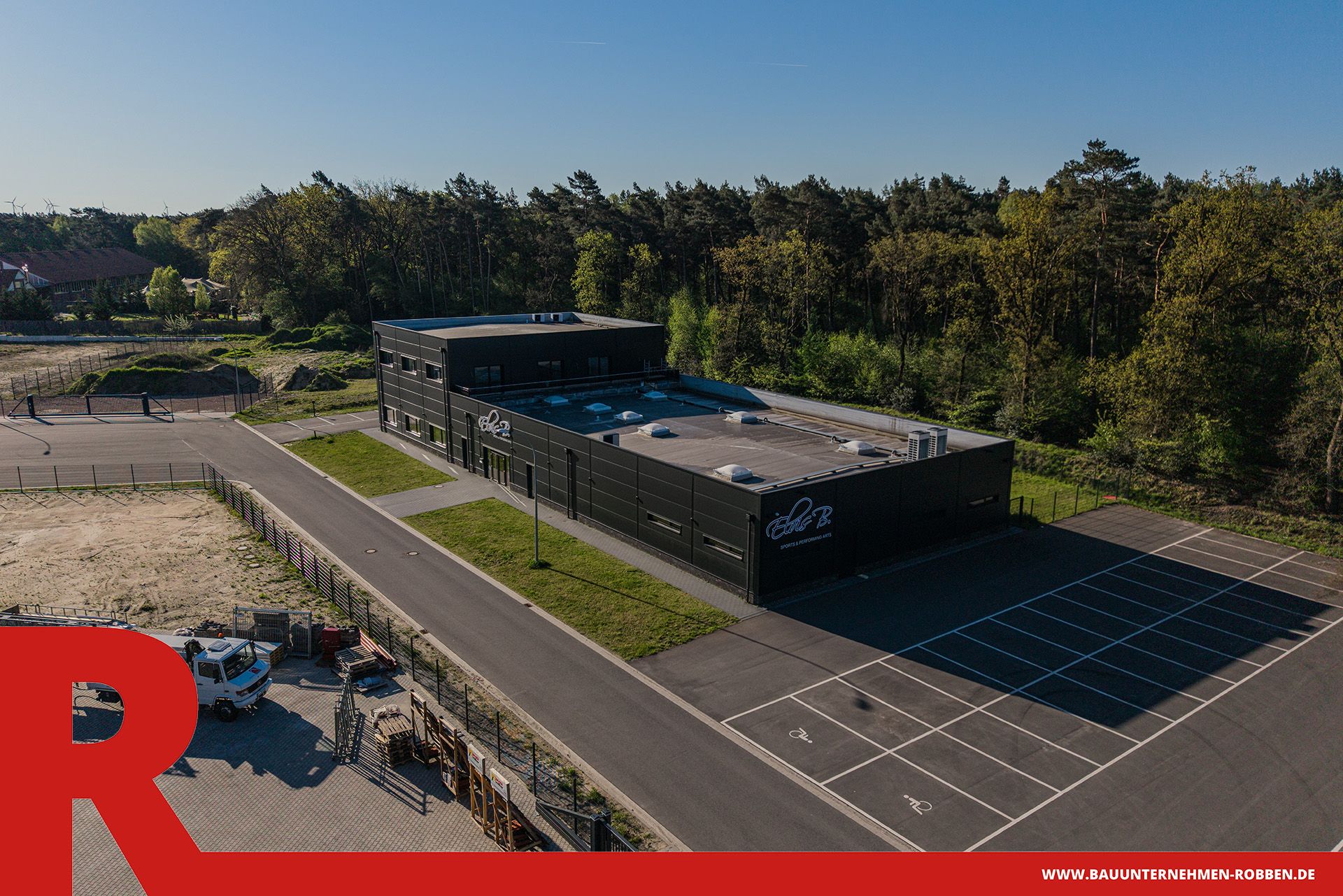 Tanzstudio 1 Halle eines Tanzstudios mit Parkplätzen in Meppen.