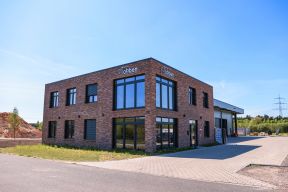 Bürogebäude der Bauunternehmen Robben GmbH mit anliegender Lagerhalle.
