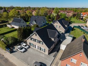 Schlüsselfertig Ein Haus, das schlüsselfertig in einer Wohnsiedlung gebaut wurde.