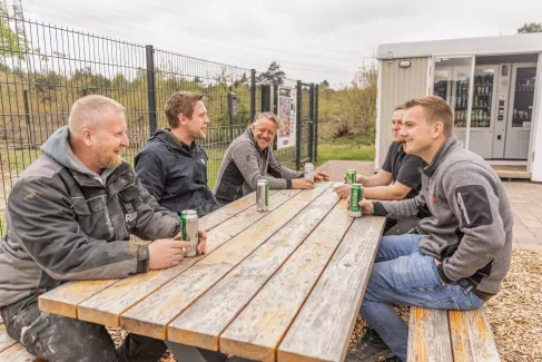 Nico Robben sitzt mit vier Mitarbeitern an einem Tisch an Robben's Raste.