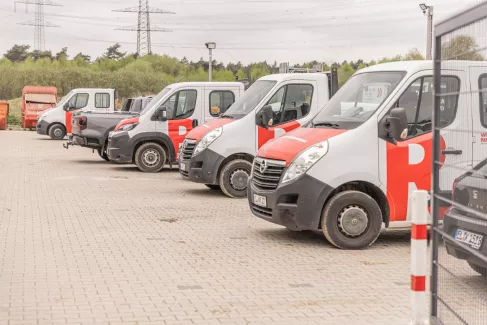 Betriebsfahrzeuge in einer Reihe auf dem Lagergelände des Unternehmens.