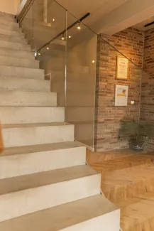 Betontreppe im Bürogebäude mit Glas-Geländer.
