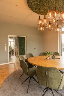 Besprechungsraum mit Moosdecke und vielen Deckenlampen.