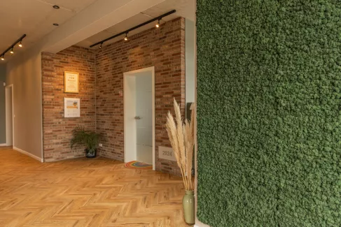 Eingang des Bürogebäudes mit Mooswand.