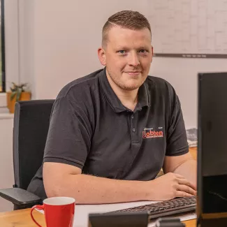 Foto des Kalkulators Stefan Abeln an seinem Arbeitsplatz.