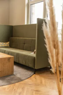 Wartebereich im Bürogebäude mit Sofa.
