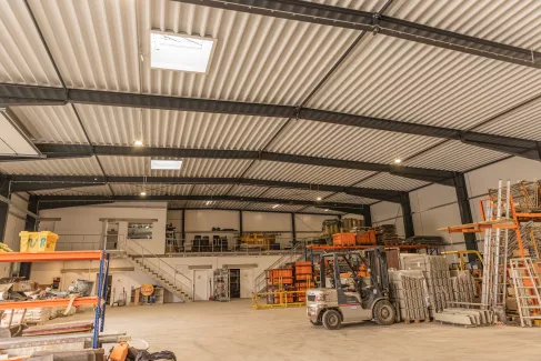 Lagerhalle von innen mit Treppe zum Aufenthaltsraum.