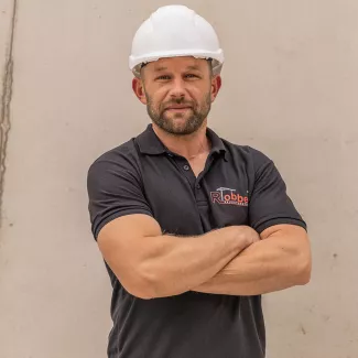 Foto des Poliers Slawa Kussmaul vor einer Betonwand.