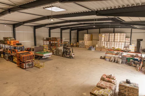 Lagerhalle von innen aus der Vogelperspektive mit vielen Regalen.