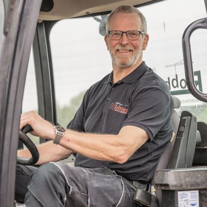 Foto des Bauleiters Stephan Jähnke auf einem Gabelstapler.