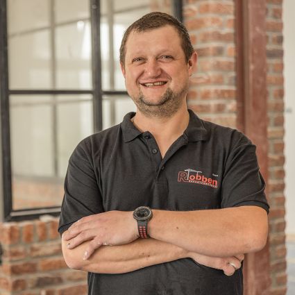 Artur Gontarz Foto des Poliers Artur Gontarz in einem Innenausbau.