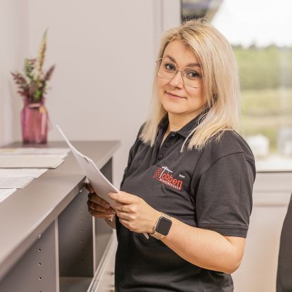 Katja Kussmaul Foto der Assistentin der Geschäftsführung Katja Kussmaul in ihrem Büro.