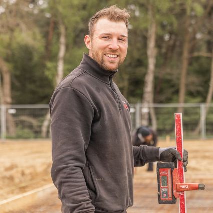 Foto des Poliers Stefan Balmann auf einer Baustelle.