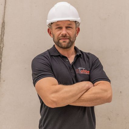 Slawa Kussmaul Foto des Poliers Slawa Kussmaul vor einer Betonwand.